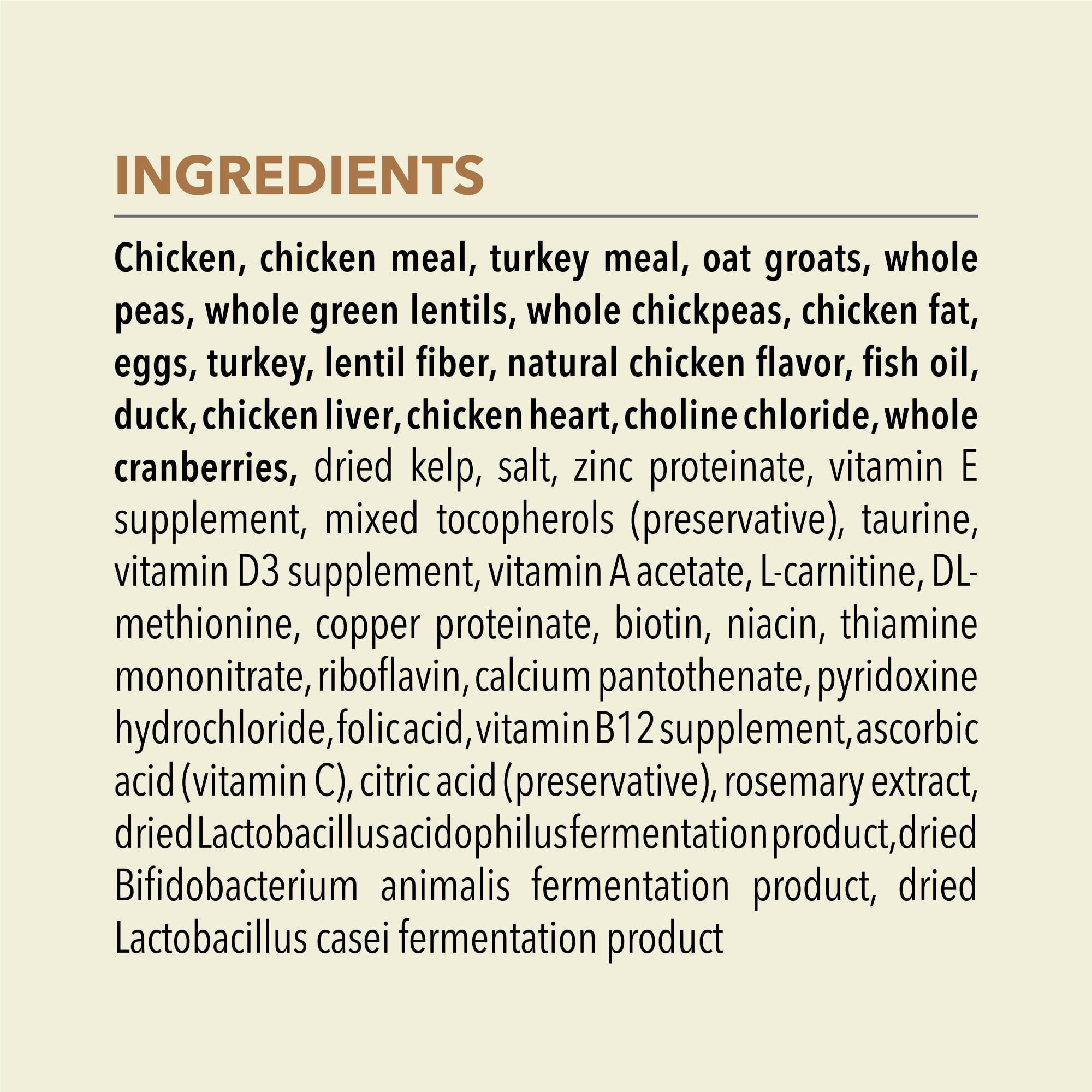 ACANA chat senior mangeant croquettes dans une cuisine illustrant appétence et confort