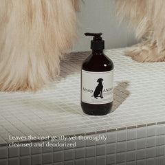 Gros plan mousse douce du shampooing Aesop montrant la texture nettoyante
