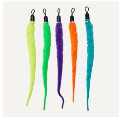 Amazon Basics baguette en action avec chat bondissant pour stimuler l'exercice