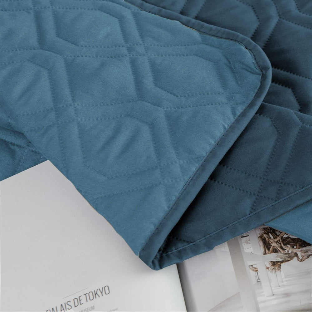 Ameritex chien allongé sur housse protégeant le canapé