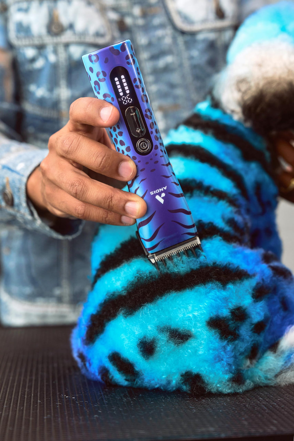 Andis ProClip comparaison d'échelle avec main, portable et compact
