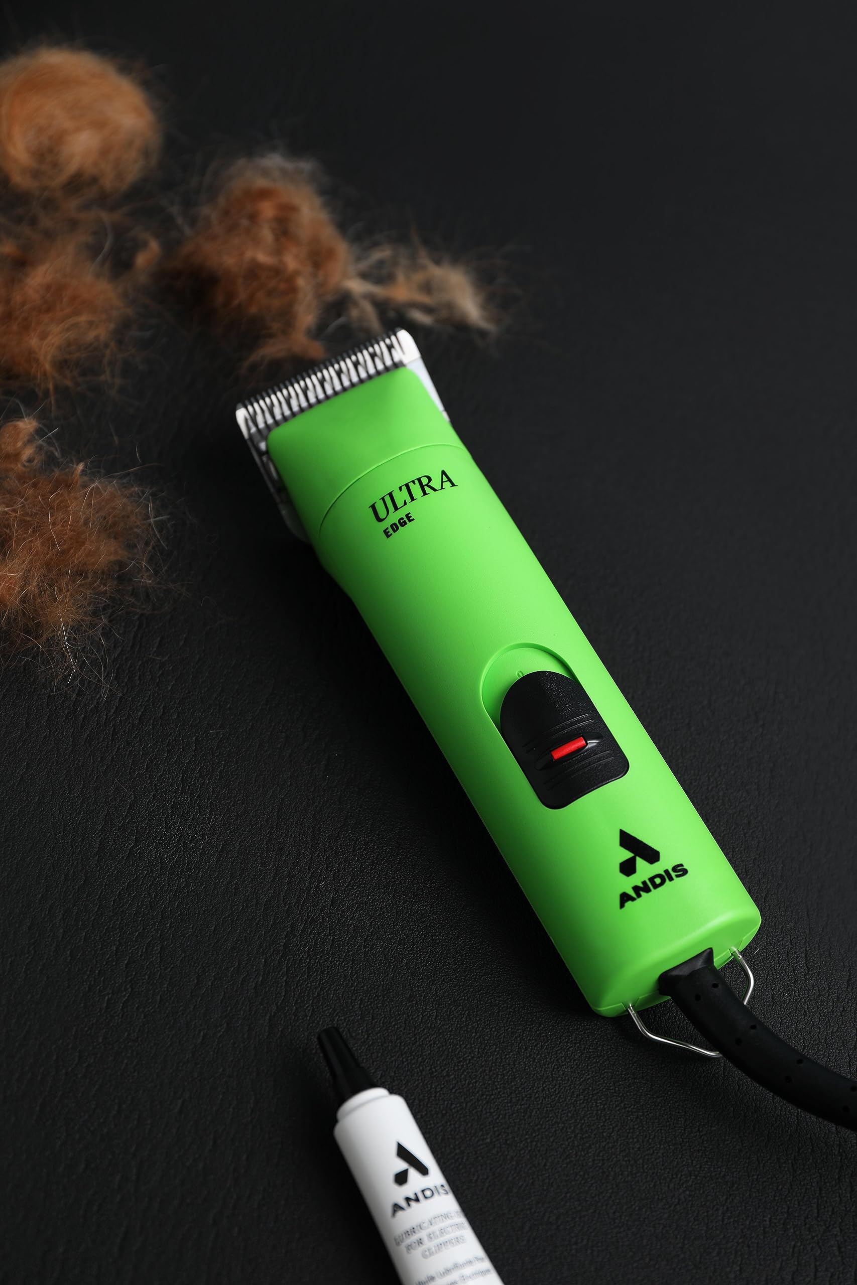 Andis tondeuse en usage sur un chien réduisant stress grâce fonctionnement silencieux