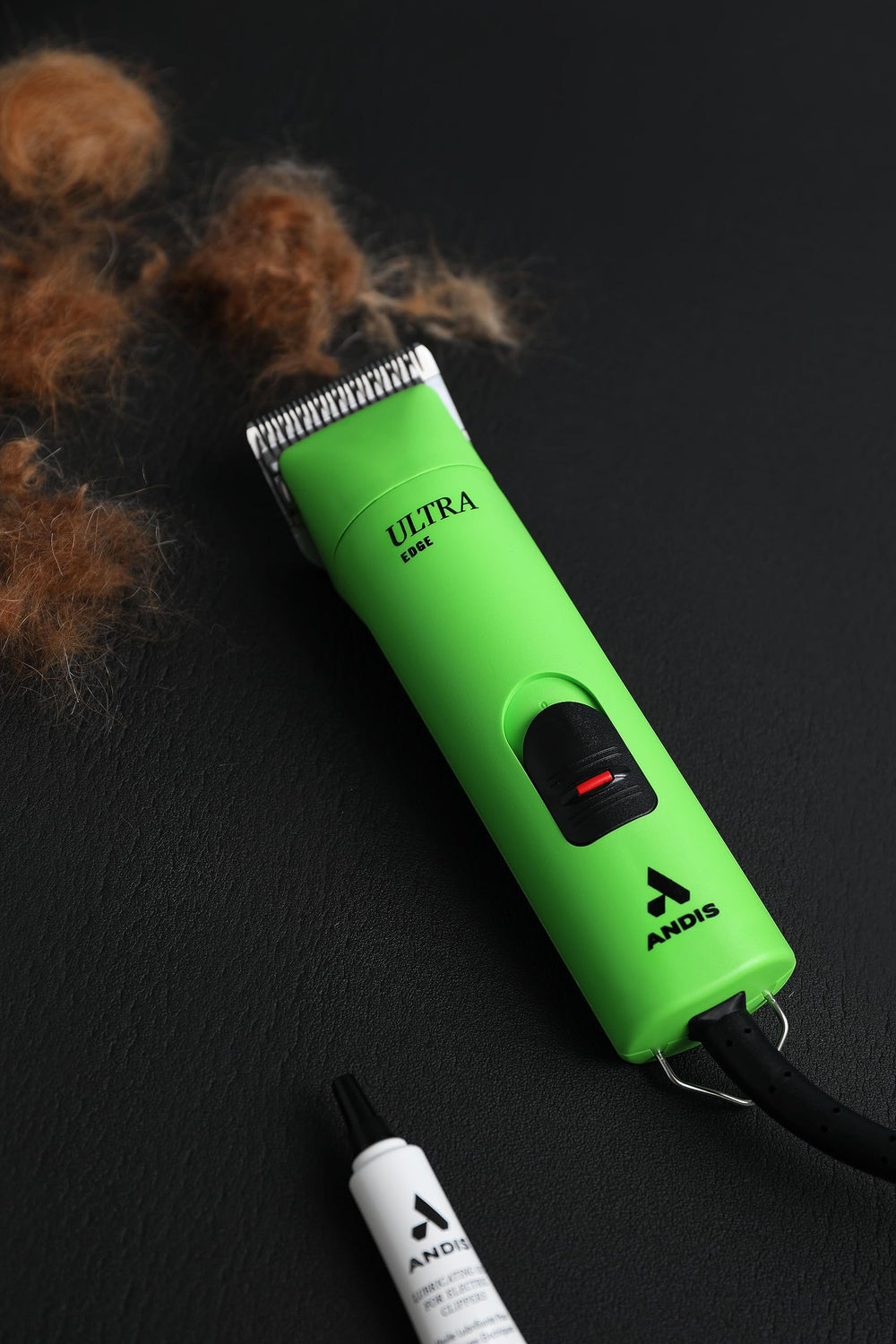 Andis tondeuse en usage sur un chien réduisant stress grâce fonctionnement silencieux