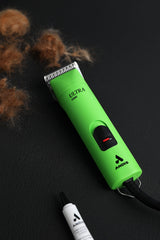 Andis tondeuse en usage sur un chien réduisant stress grâce fonctionnement silencieux