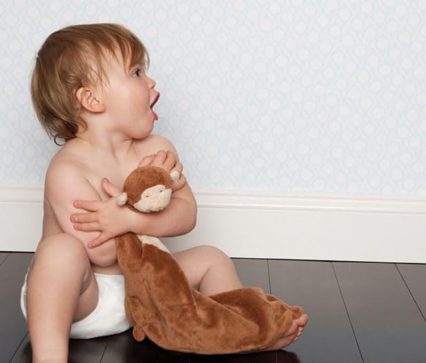 Angel Dear Brown Monkey en situation sur berceau illustrant confort et sieste