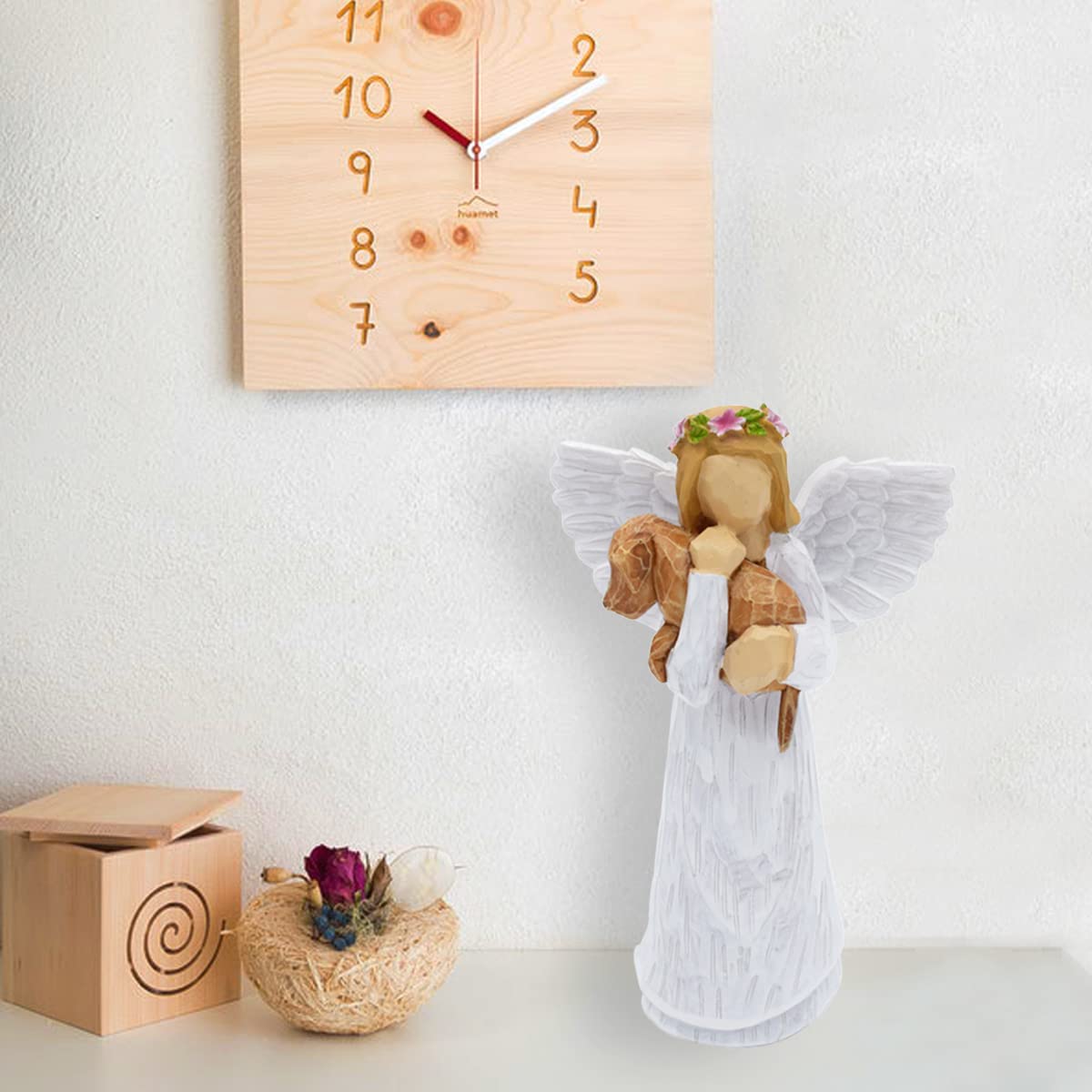 Anrkets mise en scène salon avec figurine, crée un coin mémoire apaisant