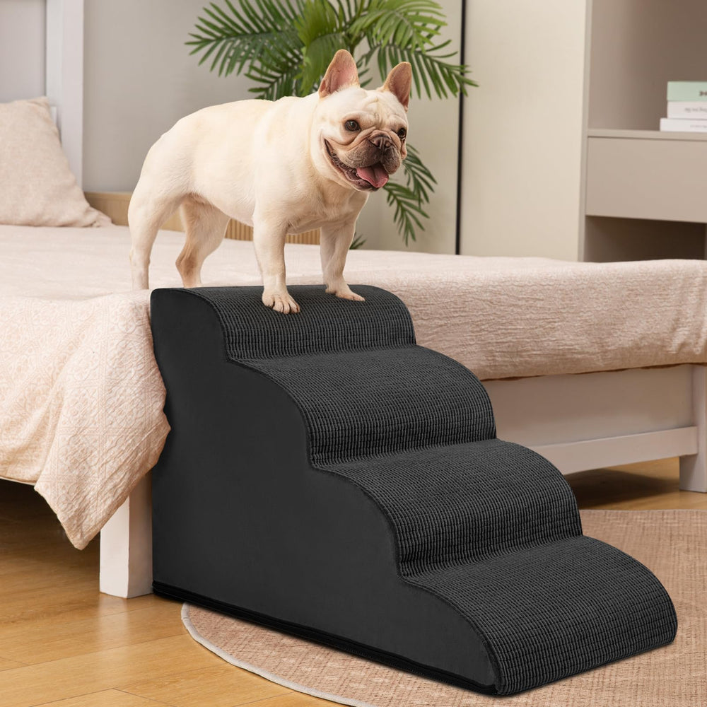 aodisman petit chien utilisant l'escalier pour monter au lit