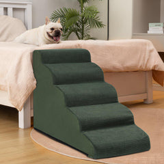 aodisman chien utilisant l'escalier pour monter au canapé en sécurité