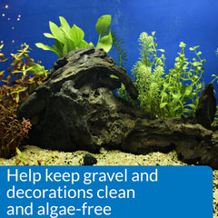 API en action versé dans aquarium nettoyant gravier et décor bénéfice visible