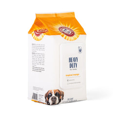 Arm & Hammer lingette utilisée sur une patte pour nettoyage rapide après promenade