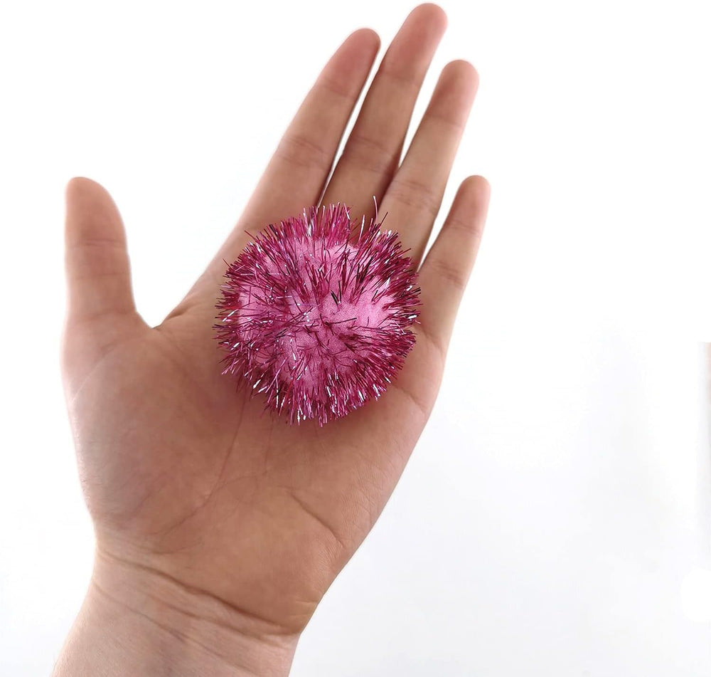 BallHull pompon en jeu avec chat encourageant activité physique