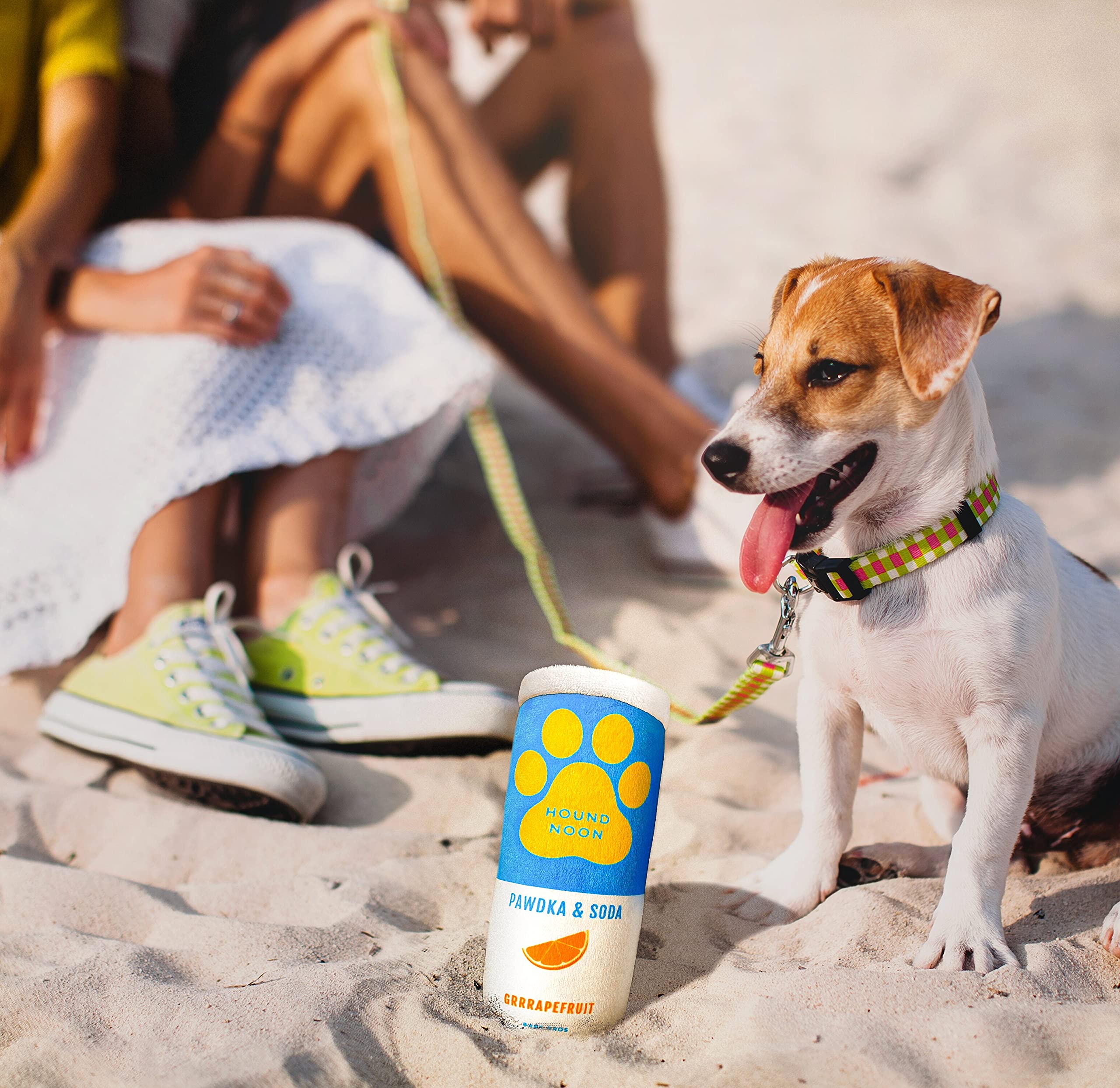 Bark Bros deux jouets Pawdka et Soda côte à côte pour jouer