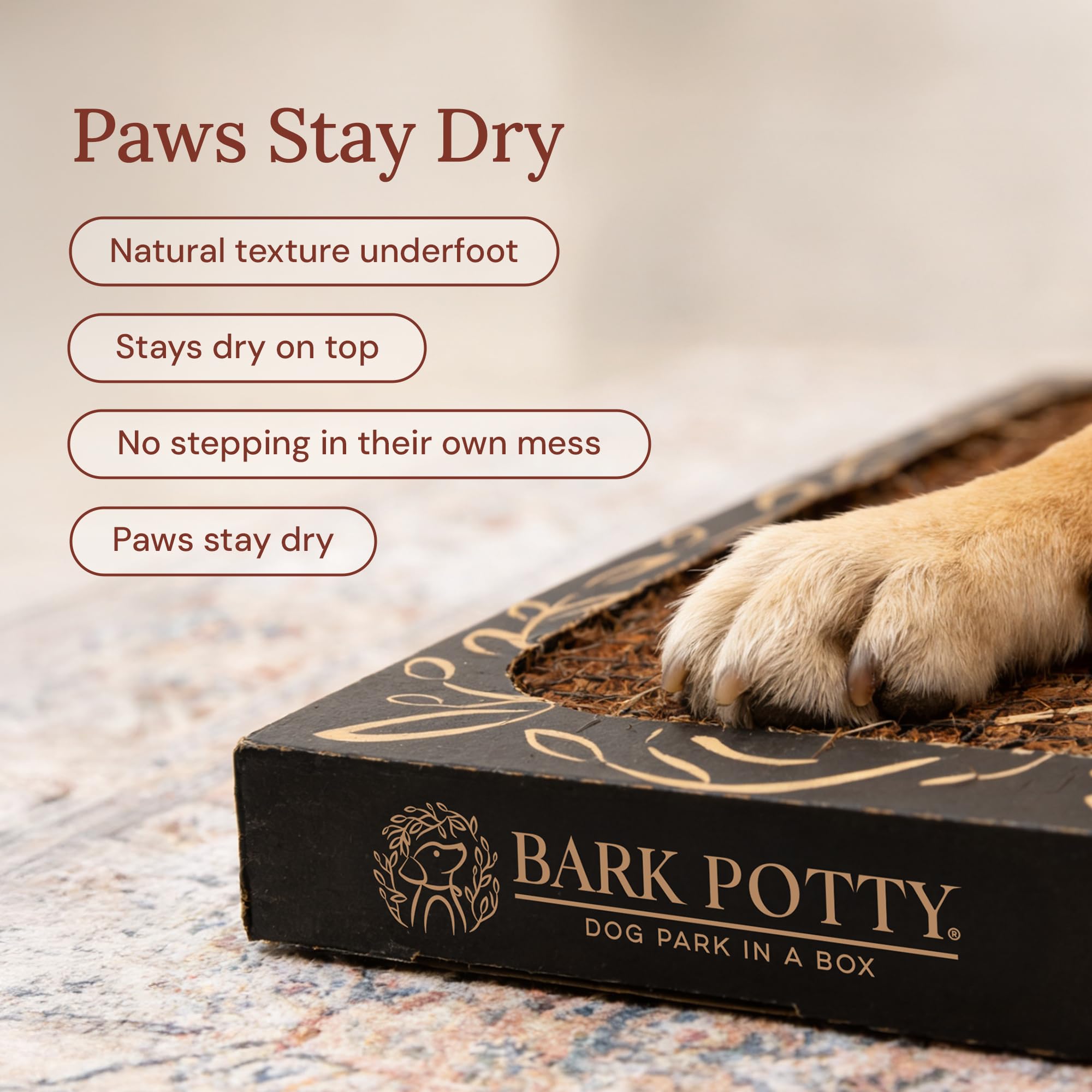 Bark Potty main jetant le bac montrant manipulation légère