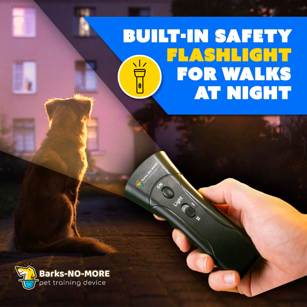 Barks No More posé à côté d'une main pour comparer la taille portable