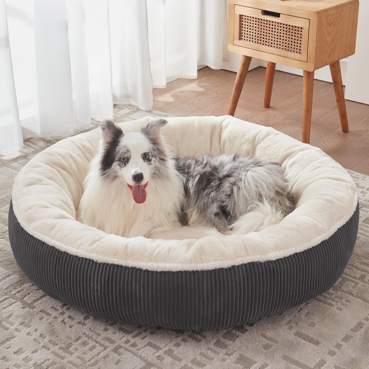 BedStill vue frontale du lit gris foncé montrant confort et style
