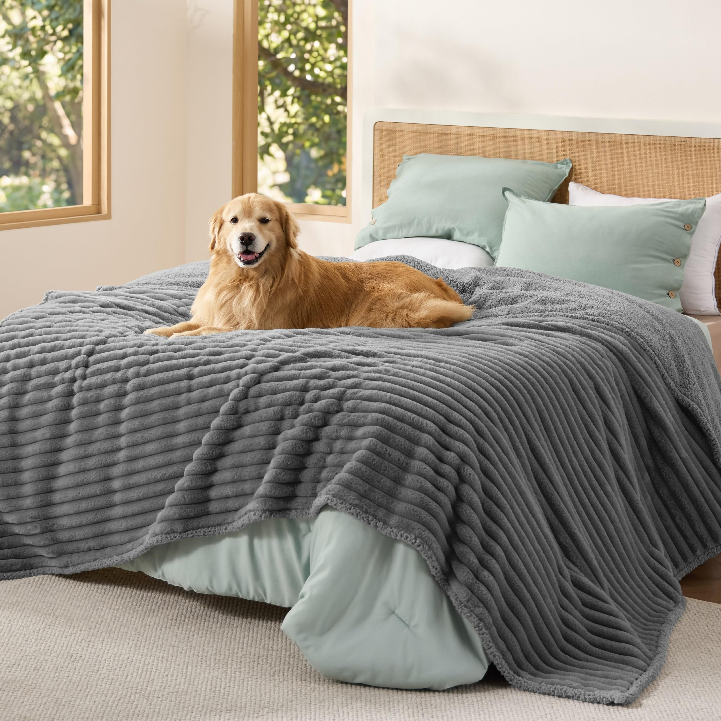 Bedsure couverture King face avant montrant la couleur Warm Grey et le confort