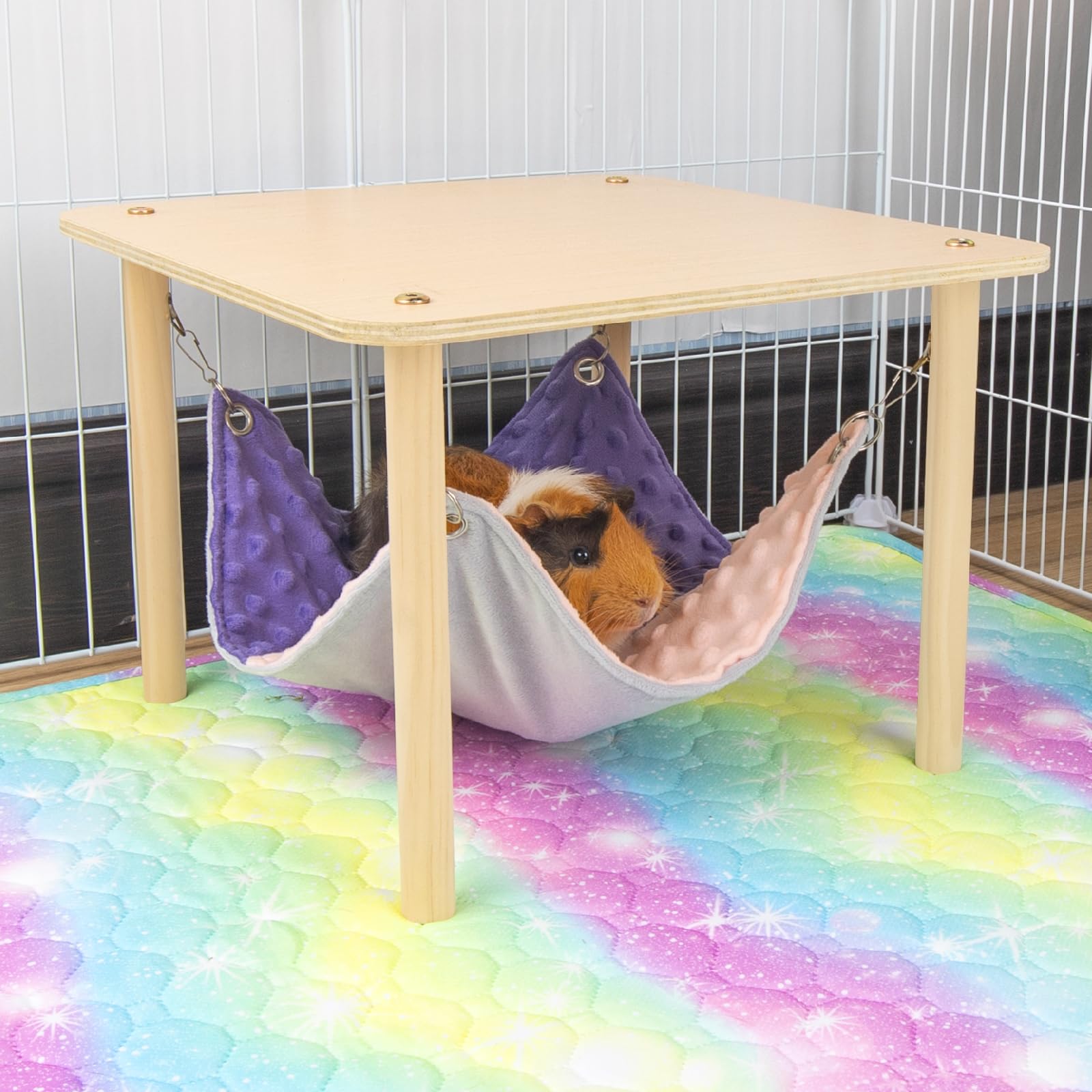 BESNEW hamac installé dans une cage créant un coin cosy et organisé