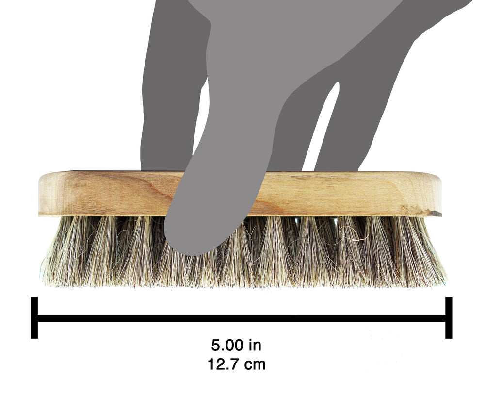 Bickmore brosse utilisée sur une casquette, enlève poussière et peluches