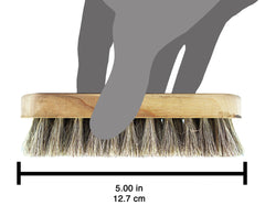 Bickmore brosse utilisée sur une casquette, enlève poussière et peluches