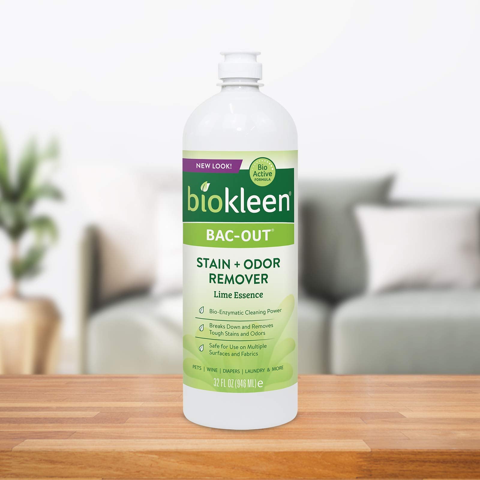 Flacon Biokleen Bac-Out tenu en main montrant la taille pratique