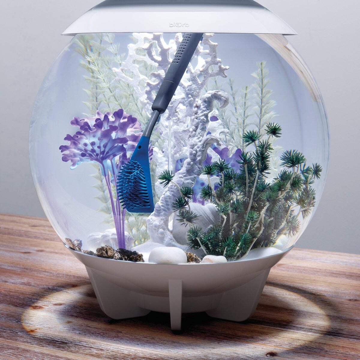 biOrb gros plan brosse silicone, frotte sans rayer l'acrylique