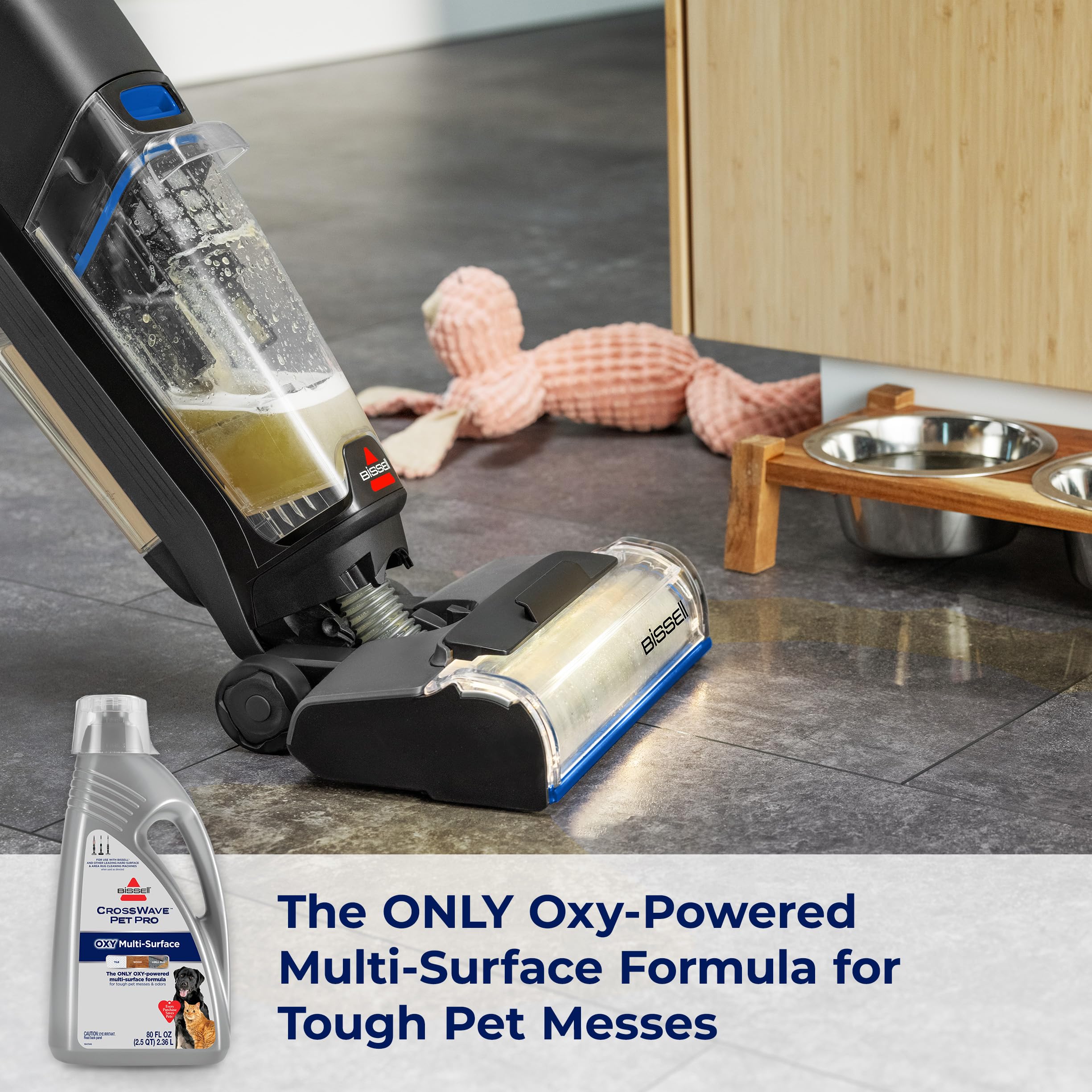 Bissell versement de la formule dans machine pour nettoyage efficace