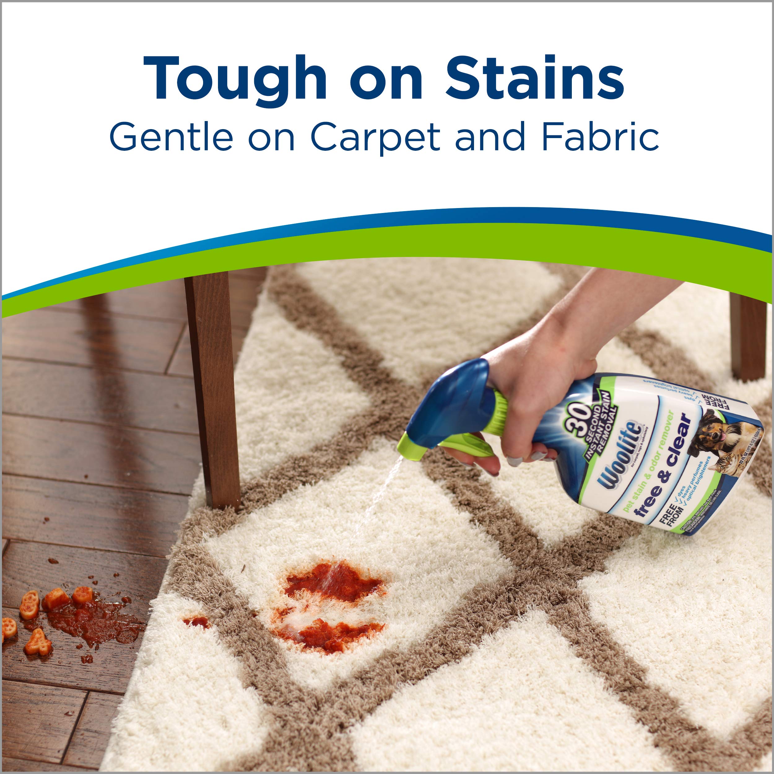 Bissell Woolite en cours d'application sur une tache de vin sur tapis — élimination visible