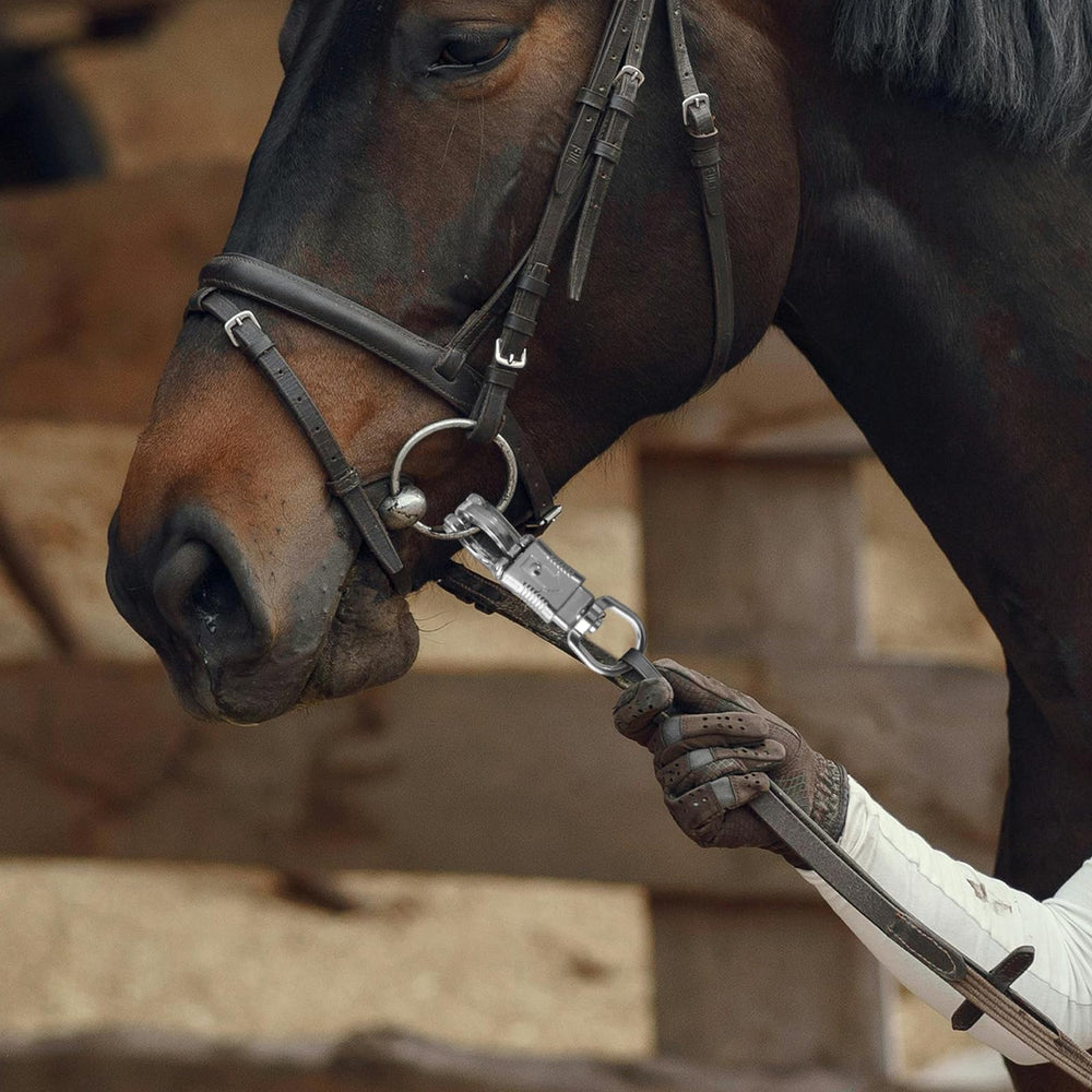 bjsdkff mousqueton en main montre la taille compacte