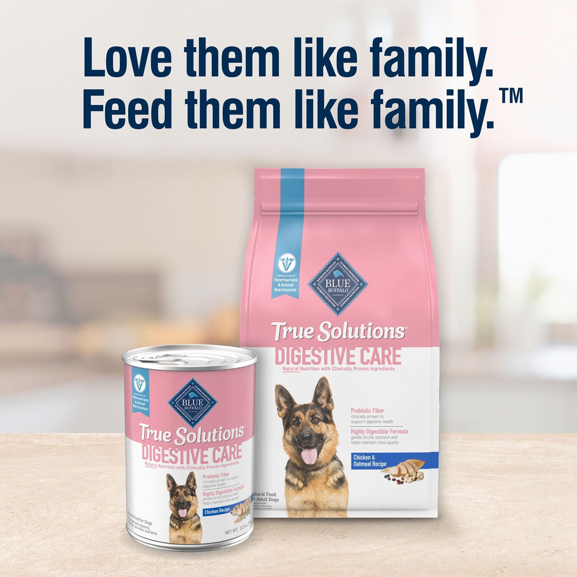 Blue Buffalo chien mangeant en cuisine scène lifestyle montrant satisfaction