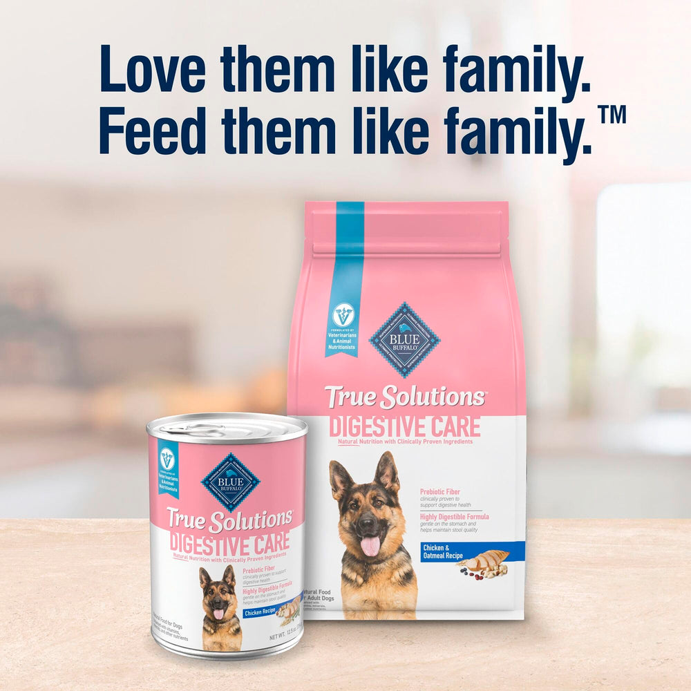 Blue Buffalo chien mangeant en cuisine scène lifestyle montrant satisfaction