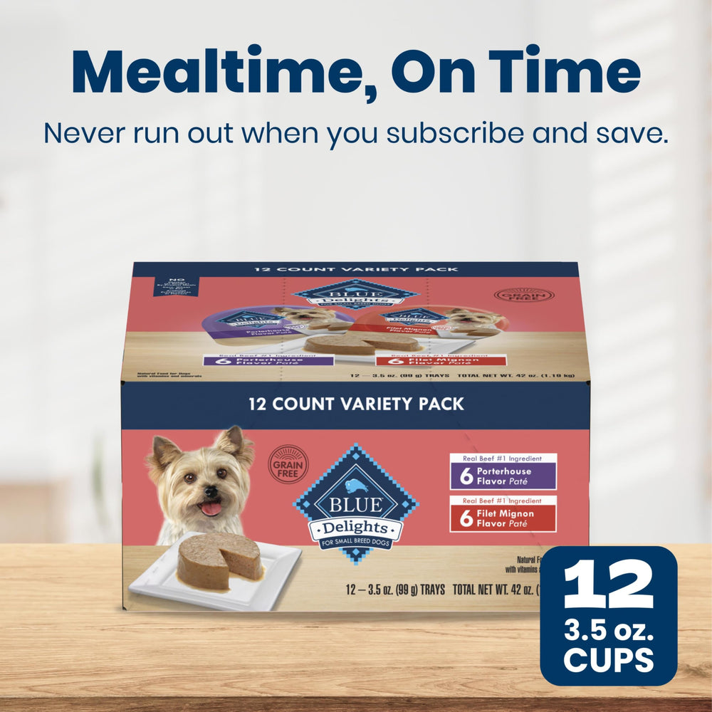 Blue Buffalo chien petit mangeant dans une cuisine familiale