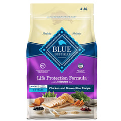 Blue Buffalo emballage avant 4 lb montrant la recette poulet et bénéfice nutritionnel