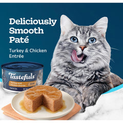 Blue Buffalo portion servie dans une assiette avec chat appréciant le goût