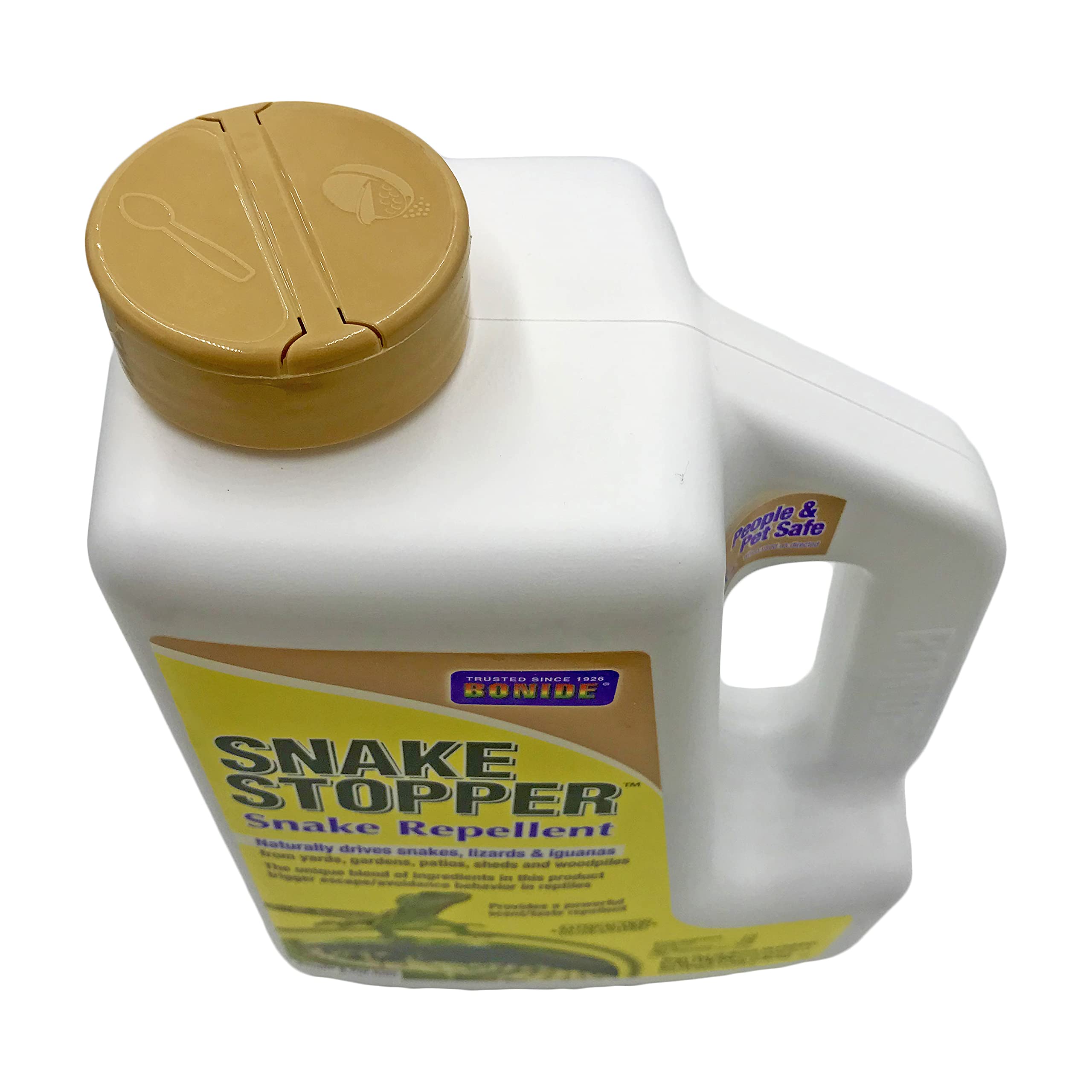 Application de Bonide Snake Stopper sur pelouse protégeant l'entrée du jardin