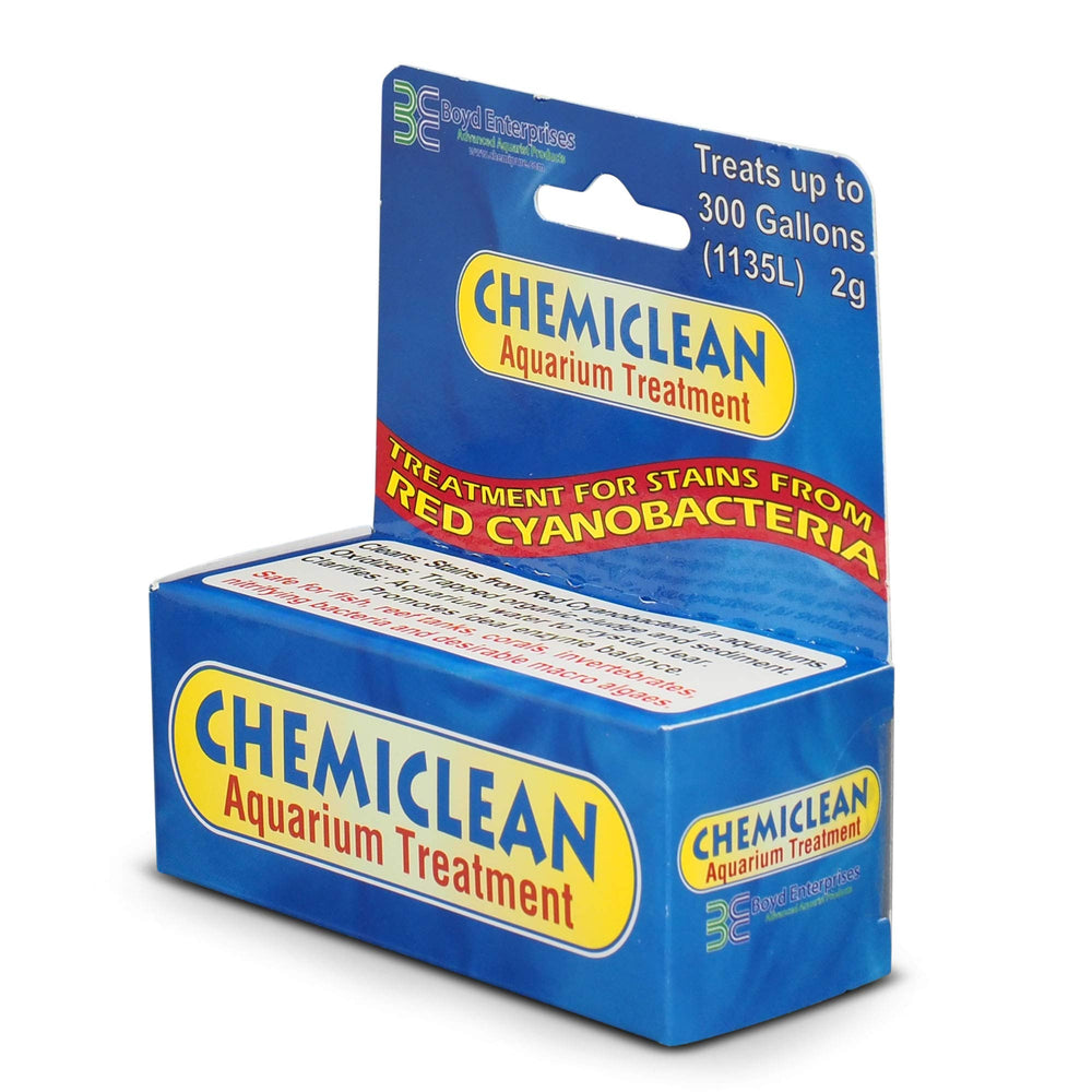 Boyd Chemiclean flacon à côté d'un verre pour échelle, dosage pour 300 gallons