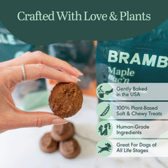 BRAMBLE biscuit tenu en main pour démontrer la taille et la souplesse