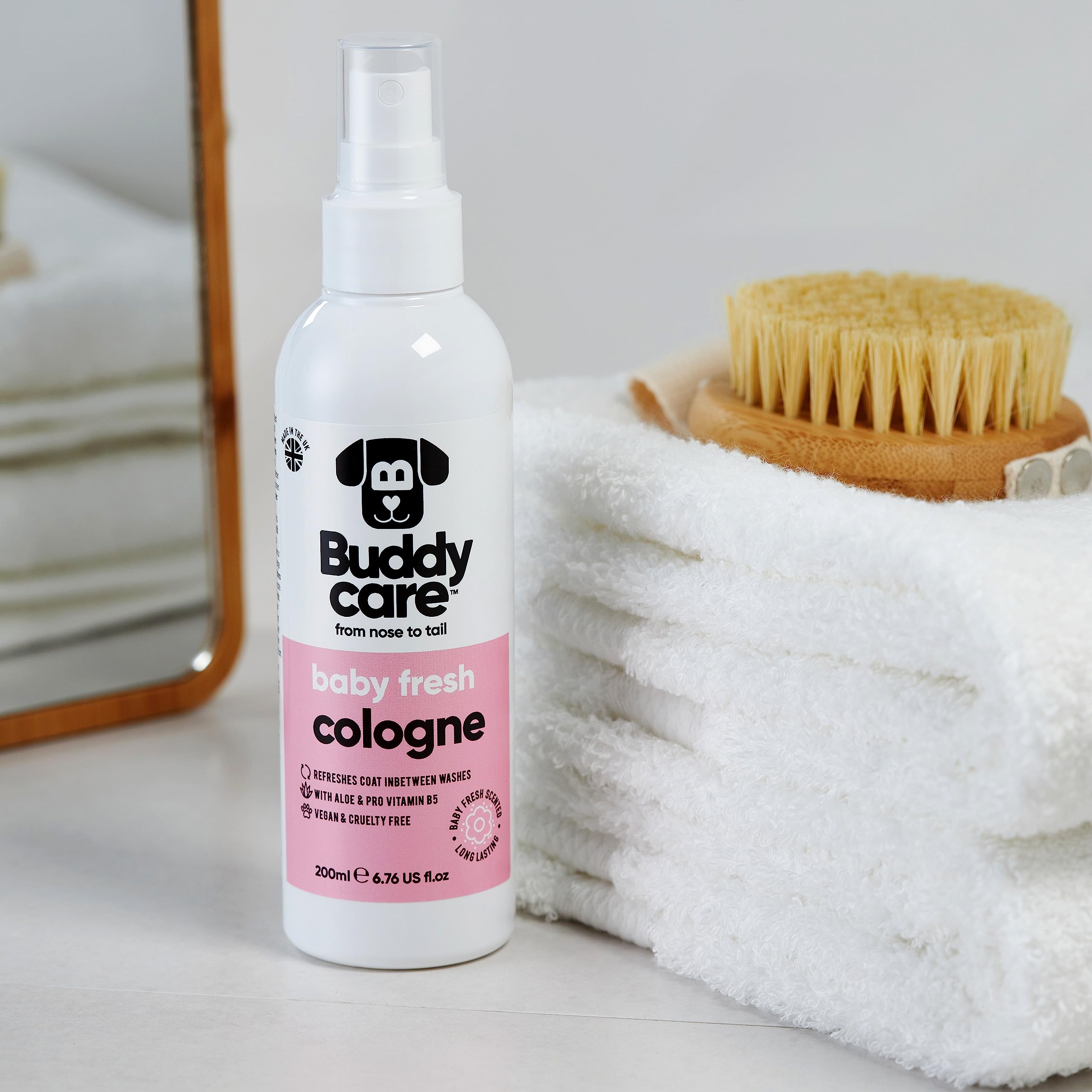 Buddycare flacon à côté d’un objet pour visualiser l’échelle et la contenance 200 ml