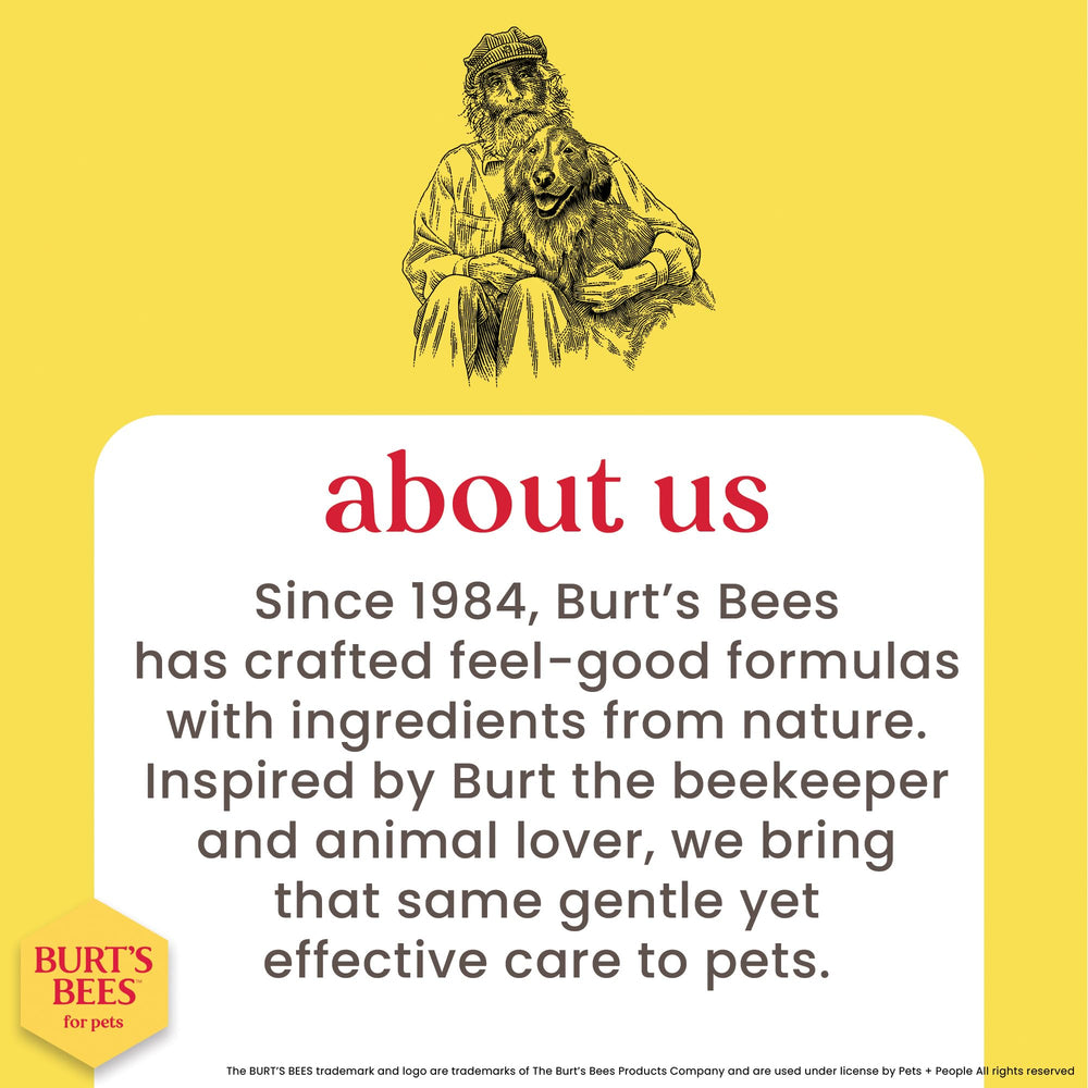 BURT'S BEES FOR PETS lingette près d'une main pour illustration d'échelle