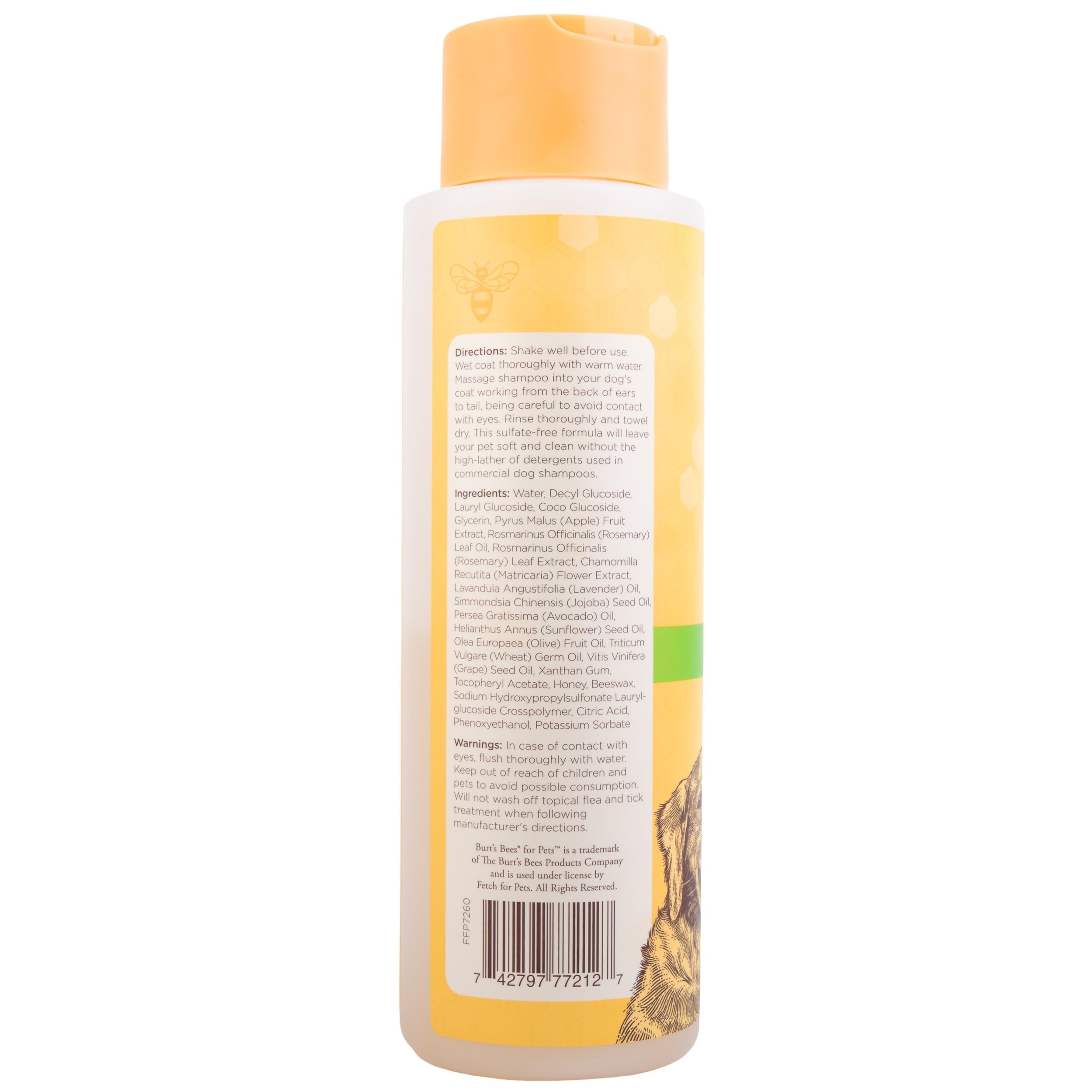 Burt's Bees for Pets bouteille tenue en main illustrant format pratique