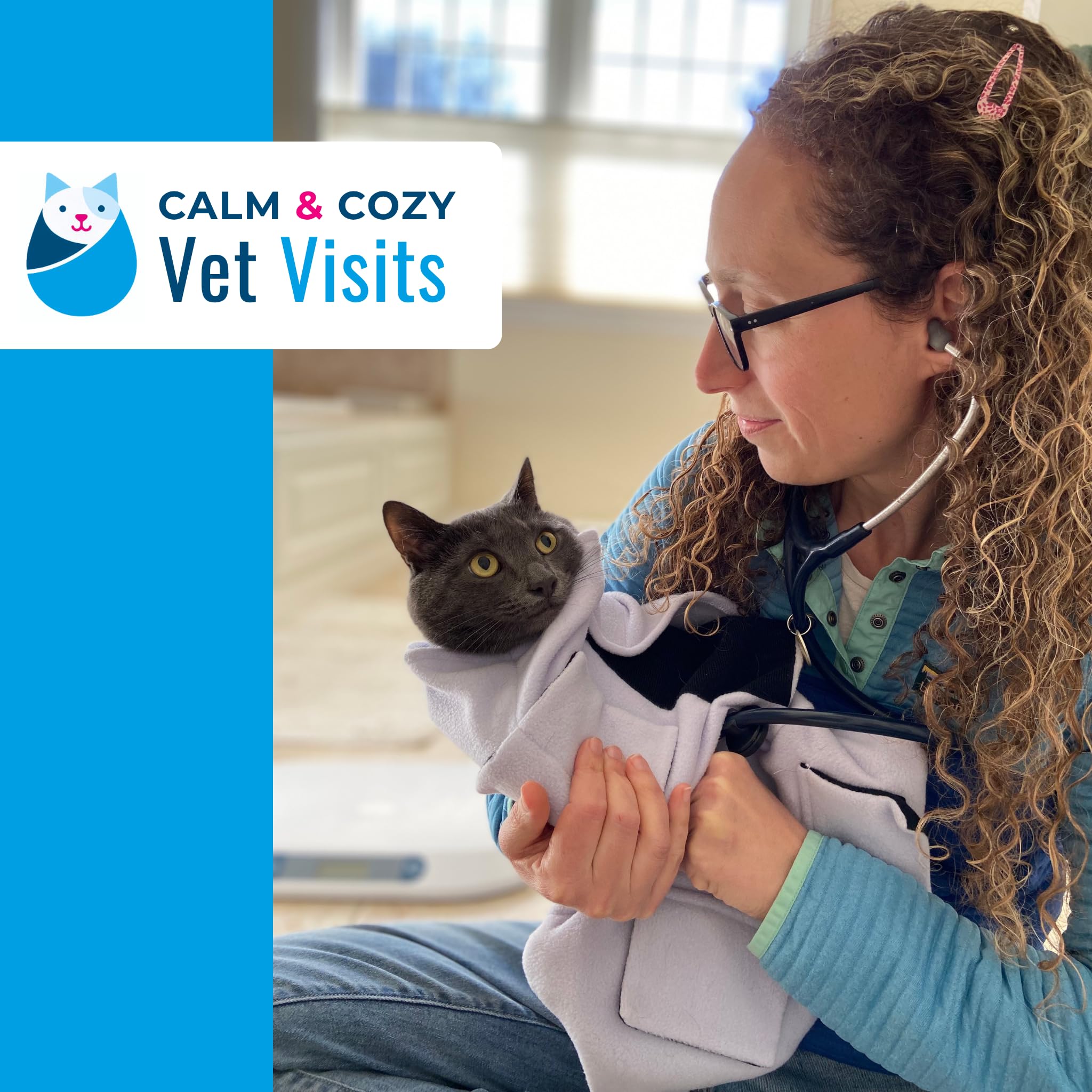 calm & cozy cat wrap chat détendu allongé prouvant confort pendant soins