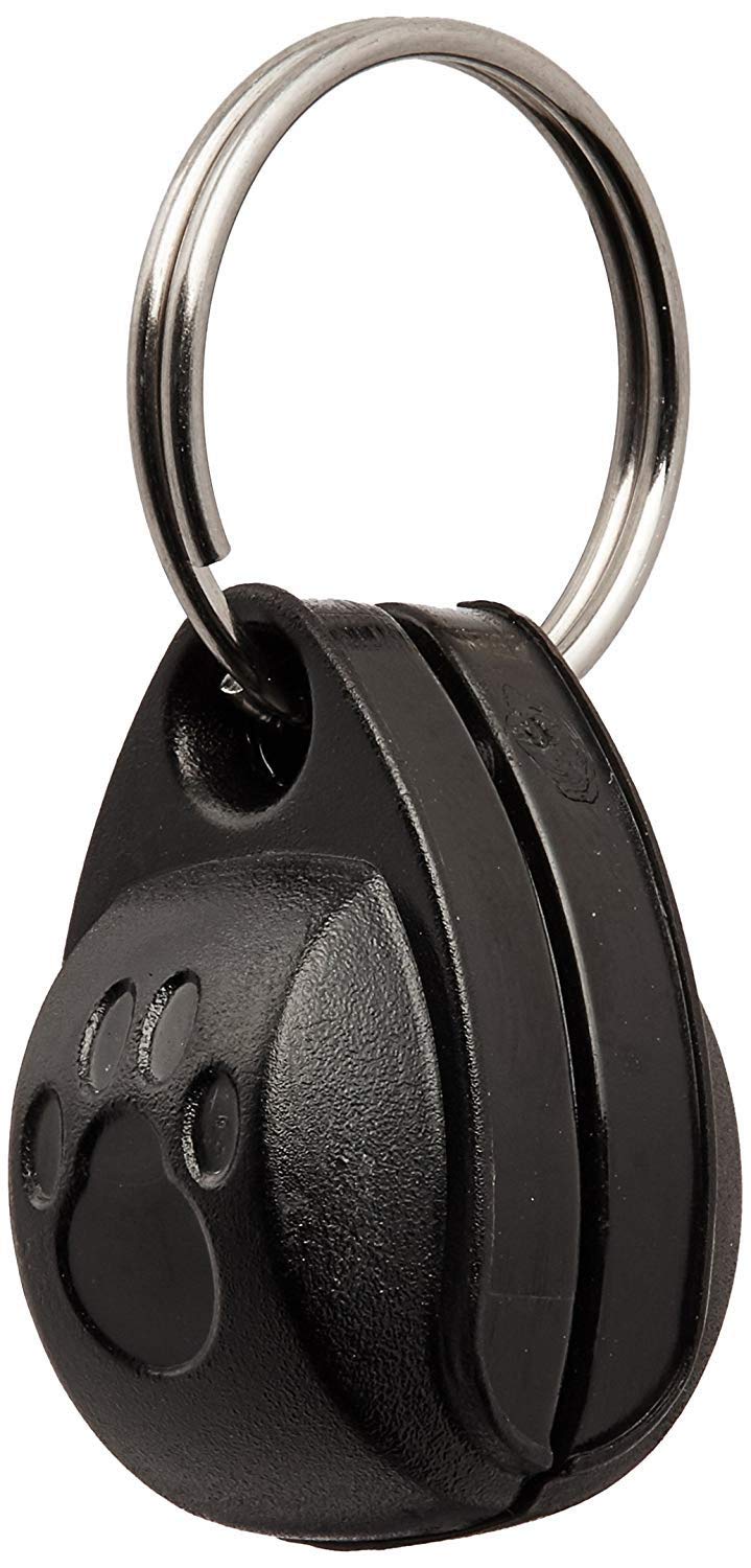 Cat Mate aimant fixé au collier en utilisation pour accès sécurisé à la chatière