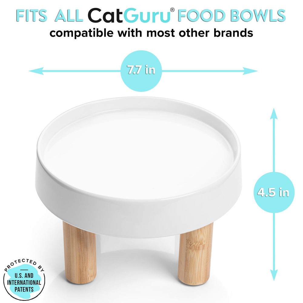 Chat utilisant CatGuru Food Table en mangeant calmement et confortablement