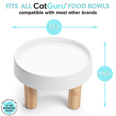 Chat utilisant CatGuru Food Table en mangeant calmement et confortablement