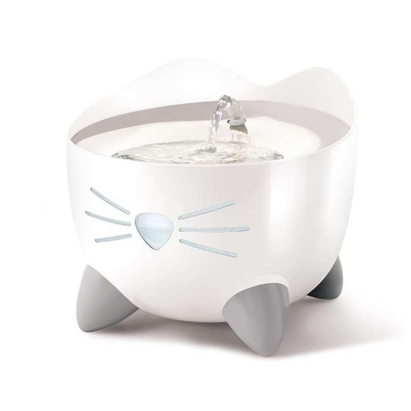 Catit pompe à l’échelle avec une main montrant la taille compacte et maniabilité
