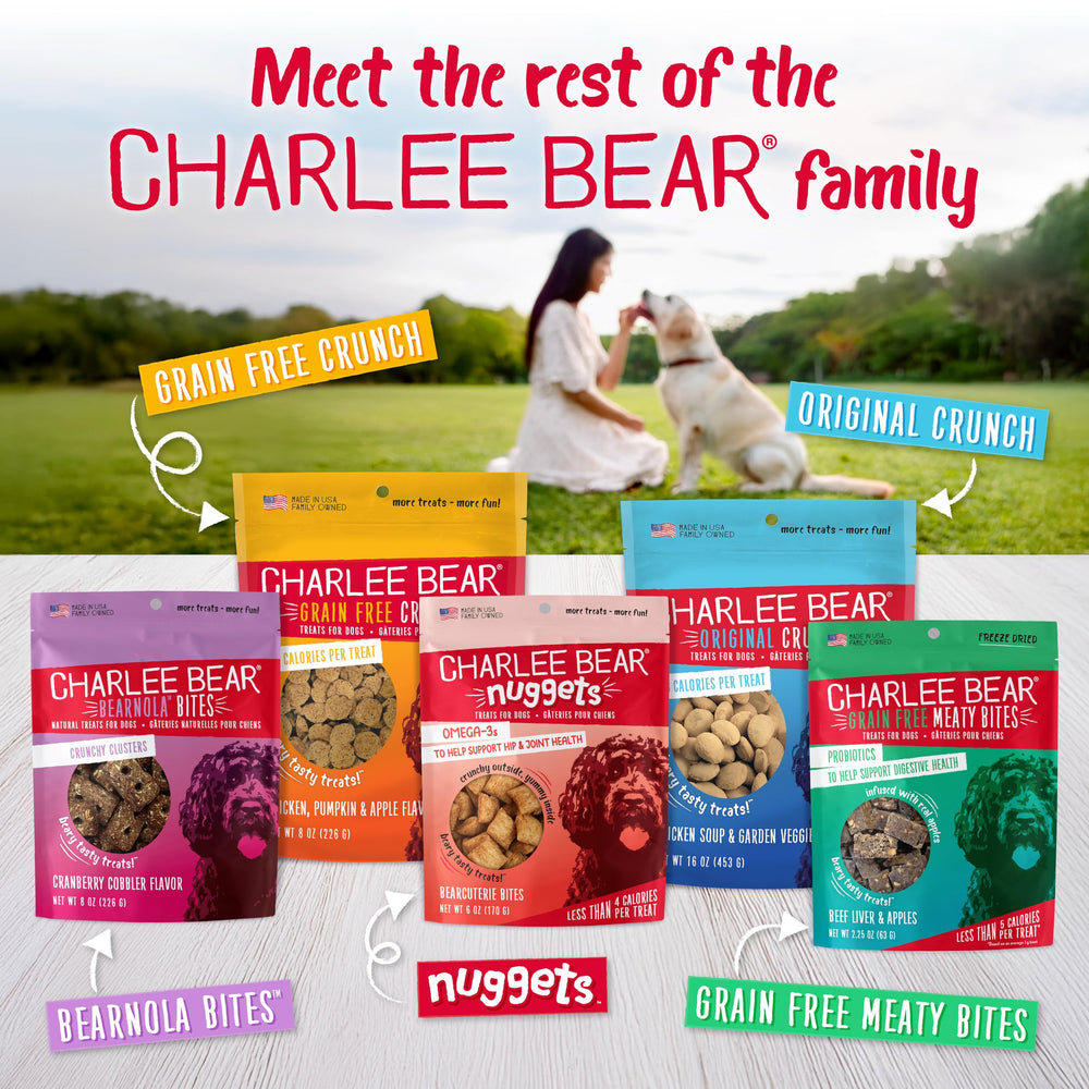 Charlee Bear chien heureux en extérieur recevant friandise comme récompense