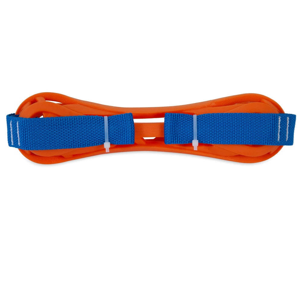 Chien rapportant le Chuckit! bumper orange illustrant endurance et interaction active