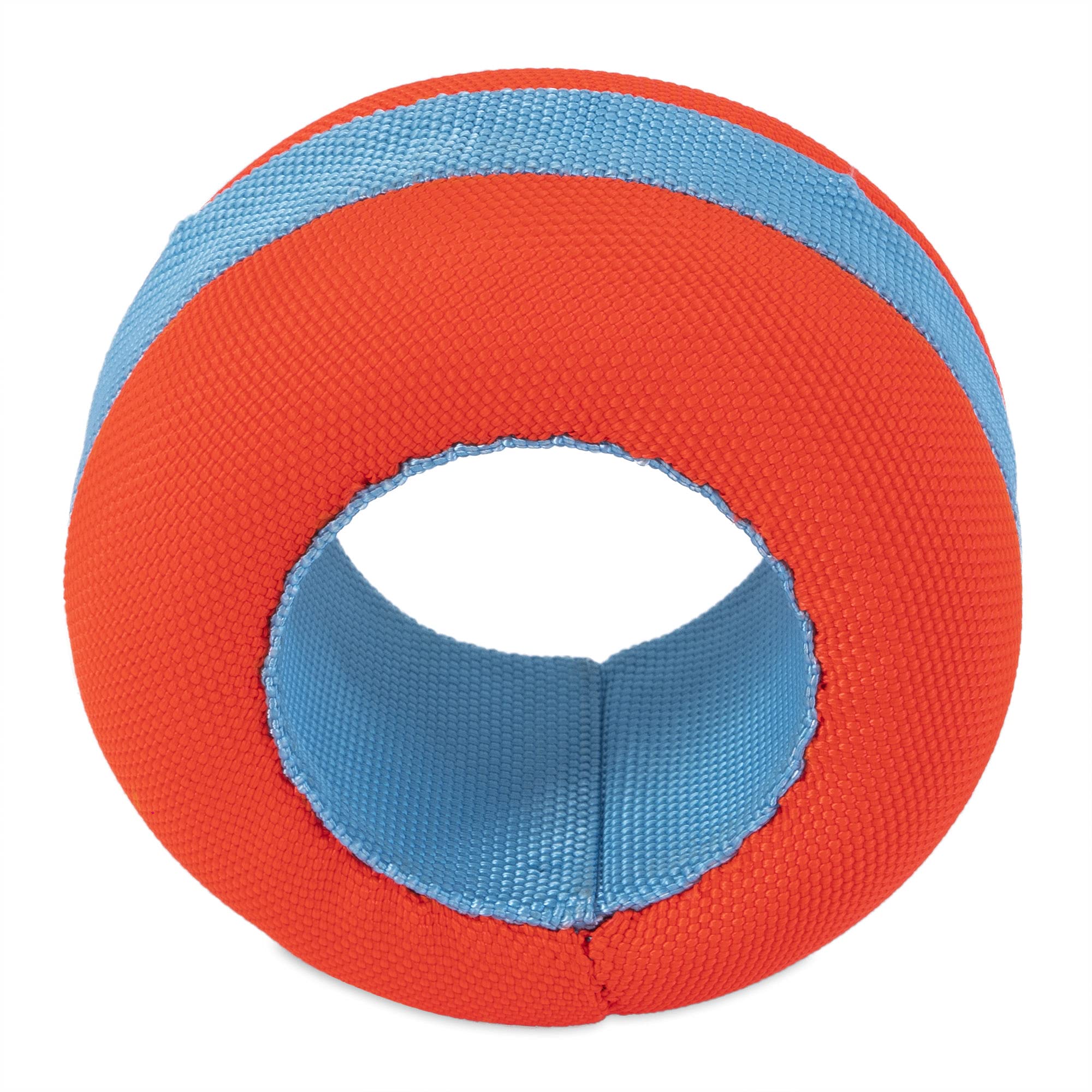 Chuckit! roller à côté d’une main pour visualiser la taille adaptée aux chiens moyens