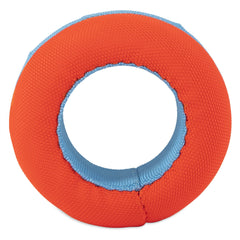 Chuckit! roller flottant sur un lac facilitant la récupération pour chiens nageurs