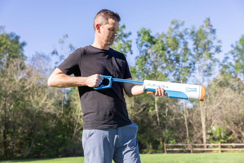 Chuckit! lanceur vu de côté illustrant la rigidité et la portée accrue