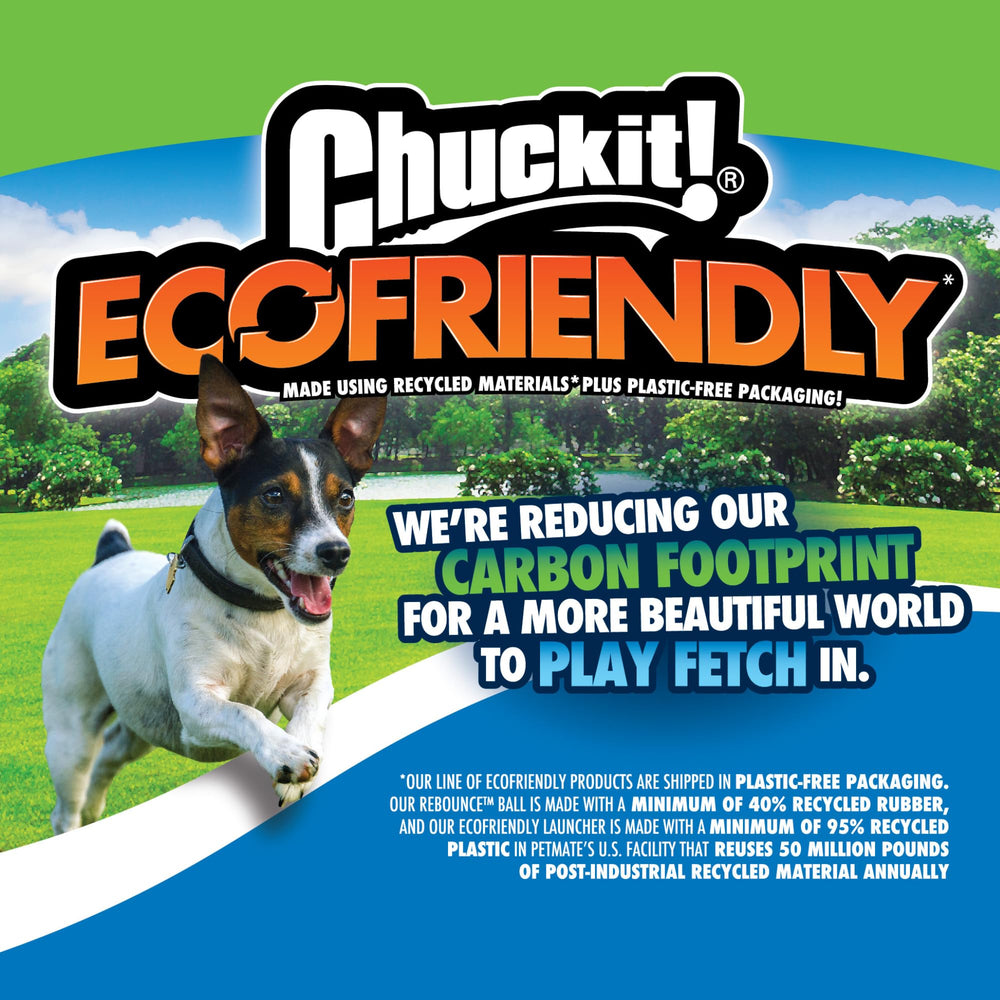 Gros plan de l'étiquette Chuckit! EcoFetch avec mention RCS pour caoutchouc recyclé